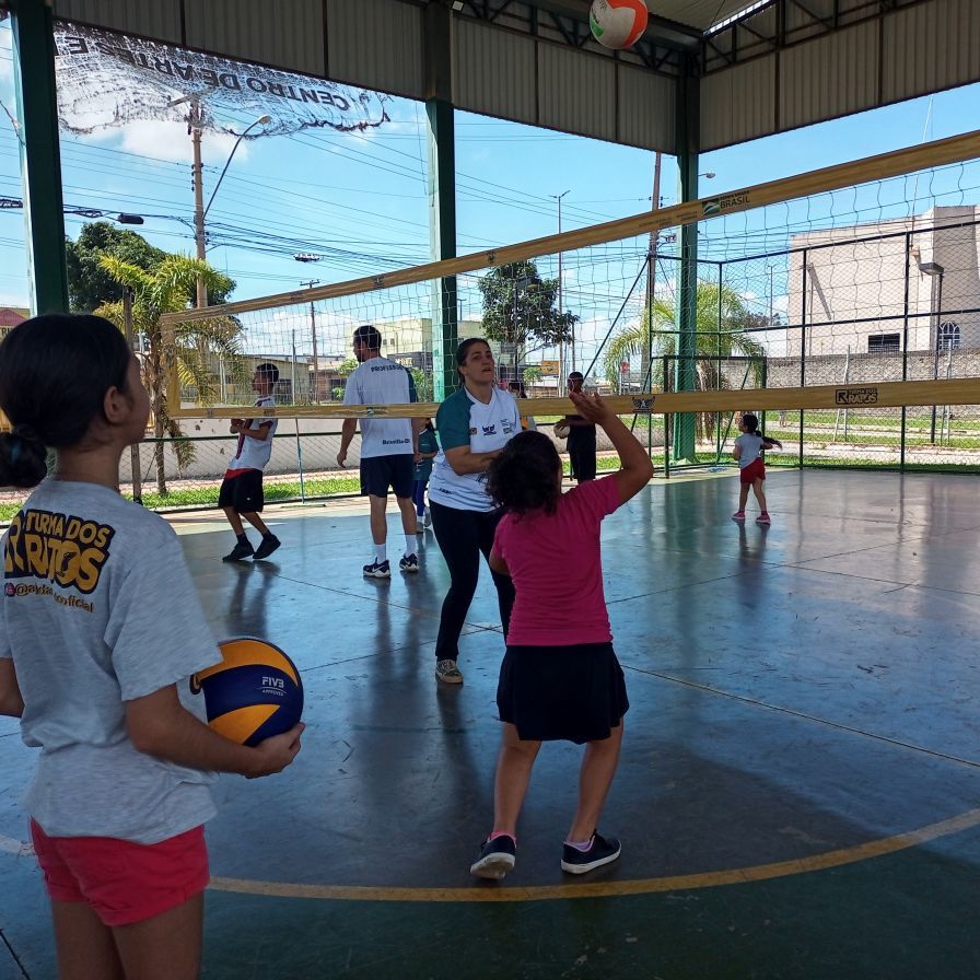 Ensinamento da passada do ataque de bola, direcionado por faixa etária, para iniciação ao salto de voleibol.
