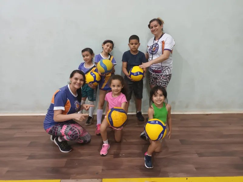 🏐🤸 Por aqui nossas crianças levam a sério as aventuras de aprendizado ao voleibol. 🏐 Professora: Mary/Beth